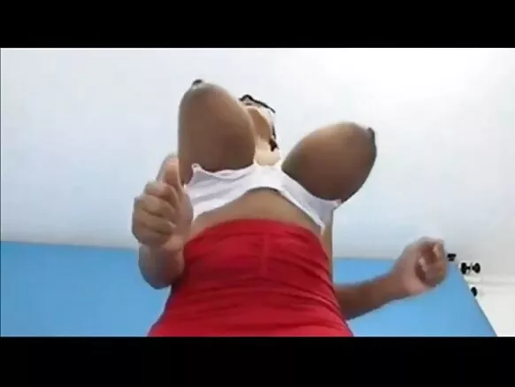 Onihoho onihoho awọ dudu ti o ni gbese pẹlu awọn ori omu ti o tobi, wara ebony ti n jade.