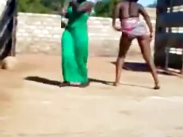 Awọn ọmọbirin Afirika n jo, ti n tan imọlẹ awọn kẹtẹkẹtẹ dudu ti wọn lẹwa.