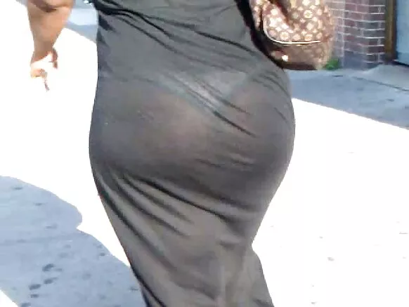 Wo ere onihoho dudu ni gbangba nipasẹ imura, kẹtẹkẹtẹ dudu ni New York.