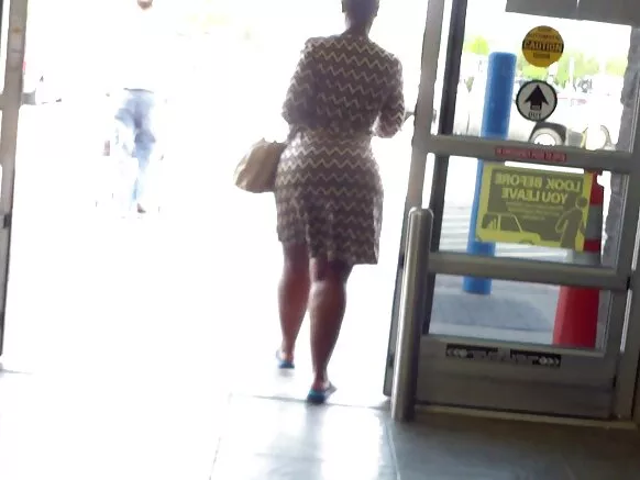 Ikun kekere ati awọn dudu kẹtẹkẹtẹ nla lori xxx ti o ya aworan ni Atlanta, Georgia.