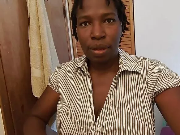 Ebony pẹlu awọn omu nla gba wara lati inu fidio onihoho Afirika rẹ ni hd.