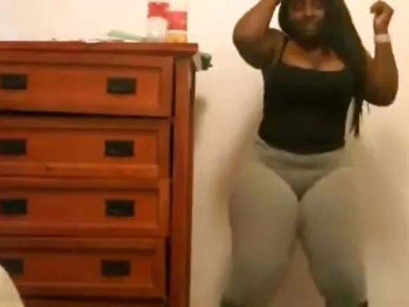 BBW ebony ni awọn leggings dudu dudu ni grẹy.