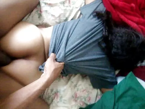 Kekere dudu furo awọn fidio pẹlu sunmọ soke.