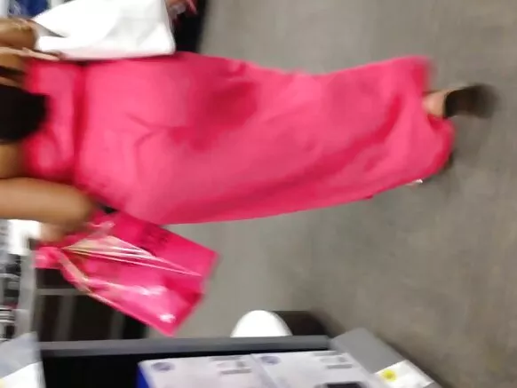Ọra dudu milf ni Pink ri dudu Ọkọnrin fifi pa obo nipasẹ imura.