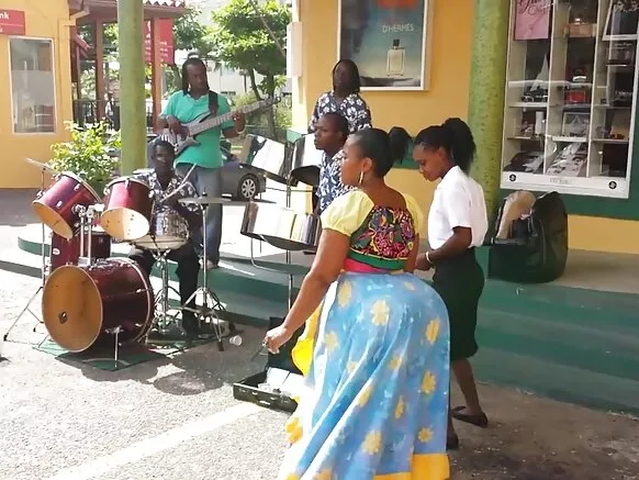Nibayi ibalopo pẹlu ńlá kẹtẹkẹtẹ ni Ghana ati dudu obirin kẹtẹkẹtẹ.